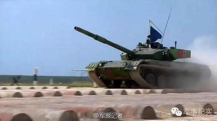 中国造世界最快两栖战车演练战术 沙滩上如履平地